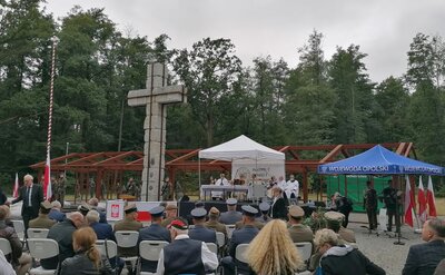 zdjęcie do
														 artykułu: UROCZYSTOŚCI NA POLANIE ŚMIERCI W STARYM GRODKOWIE (18.09.2021 r.) 