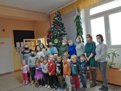 zdjęcie do
														 artykułu: WRĘCZENIE DYPLOMÓW I NAGRÓD PRZEZ PANIĄ WÓJT ZA UDZIAŁ W KONKURSIE NOWA SEGREGACJA ODPADÓW(04.01.2021 r.)